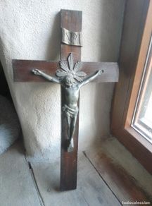 Antiguidades: Antiguo crucifijo de pared. Jesucristo. Madera y metal. Altura: 60,5 cm.